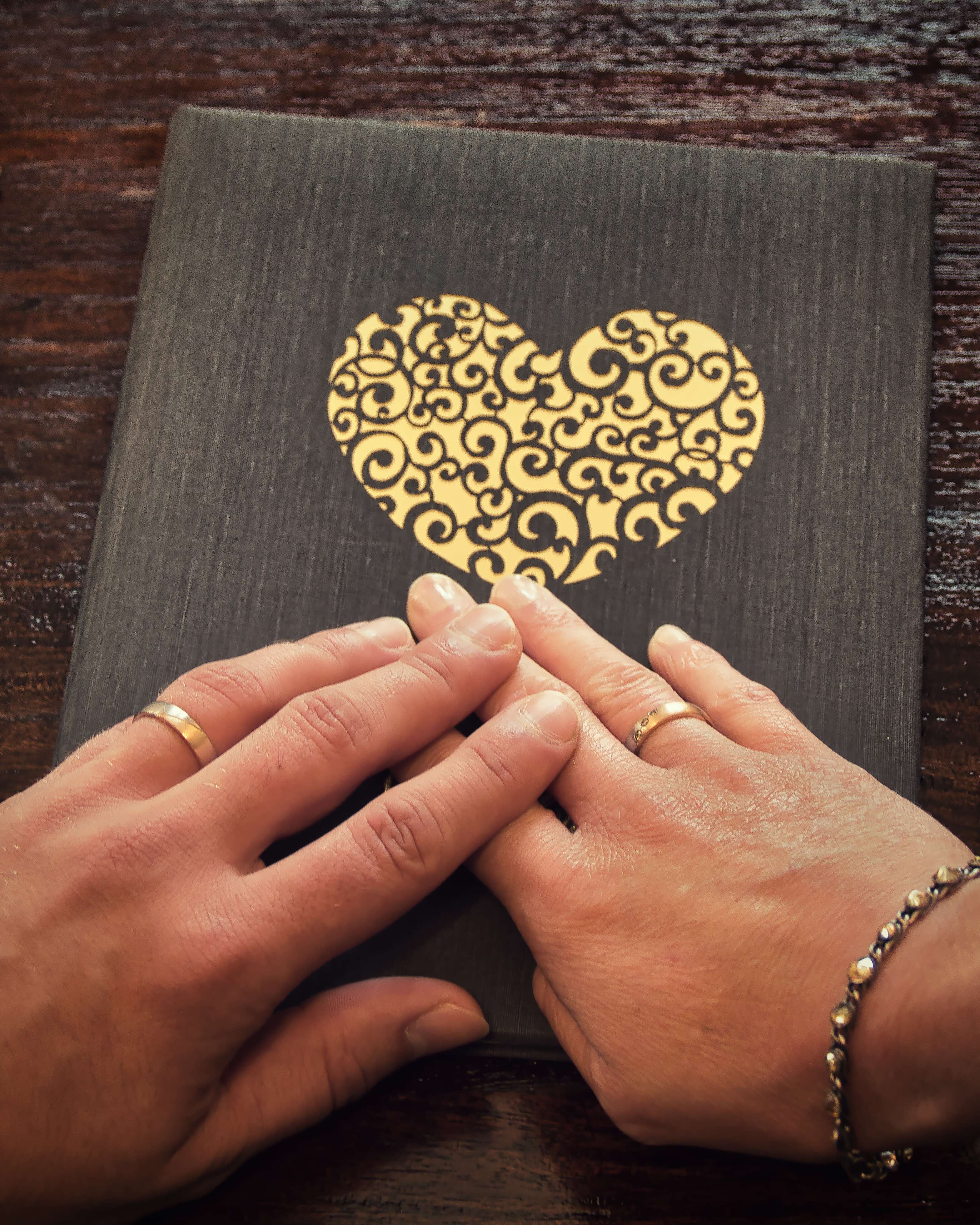 Stammbuch und Ringe – Hochzeitsfoto | Neuenrade | Villa am Wall