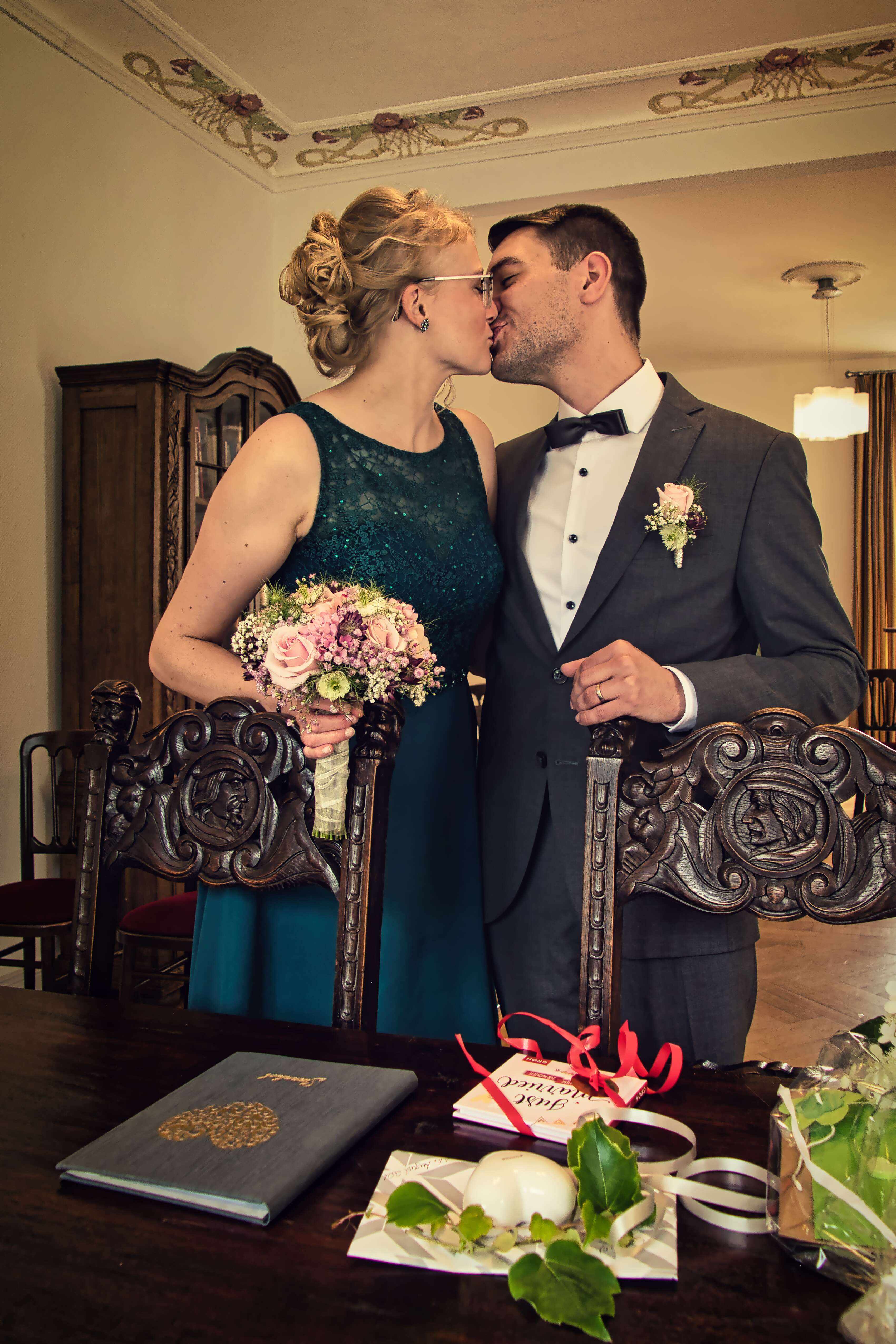 Kuss im Trauzimmer – Hochzeitsfoto | Neuenrade | Villa am Wall