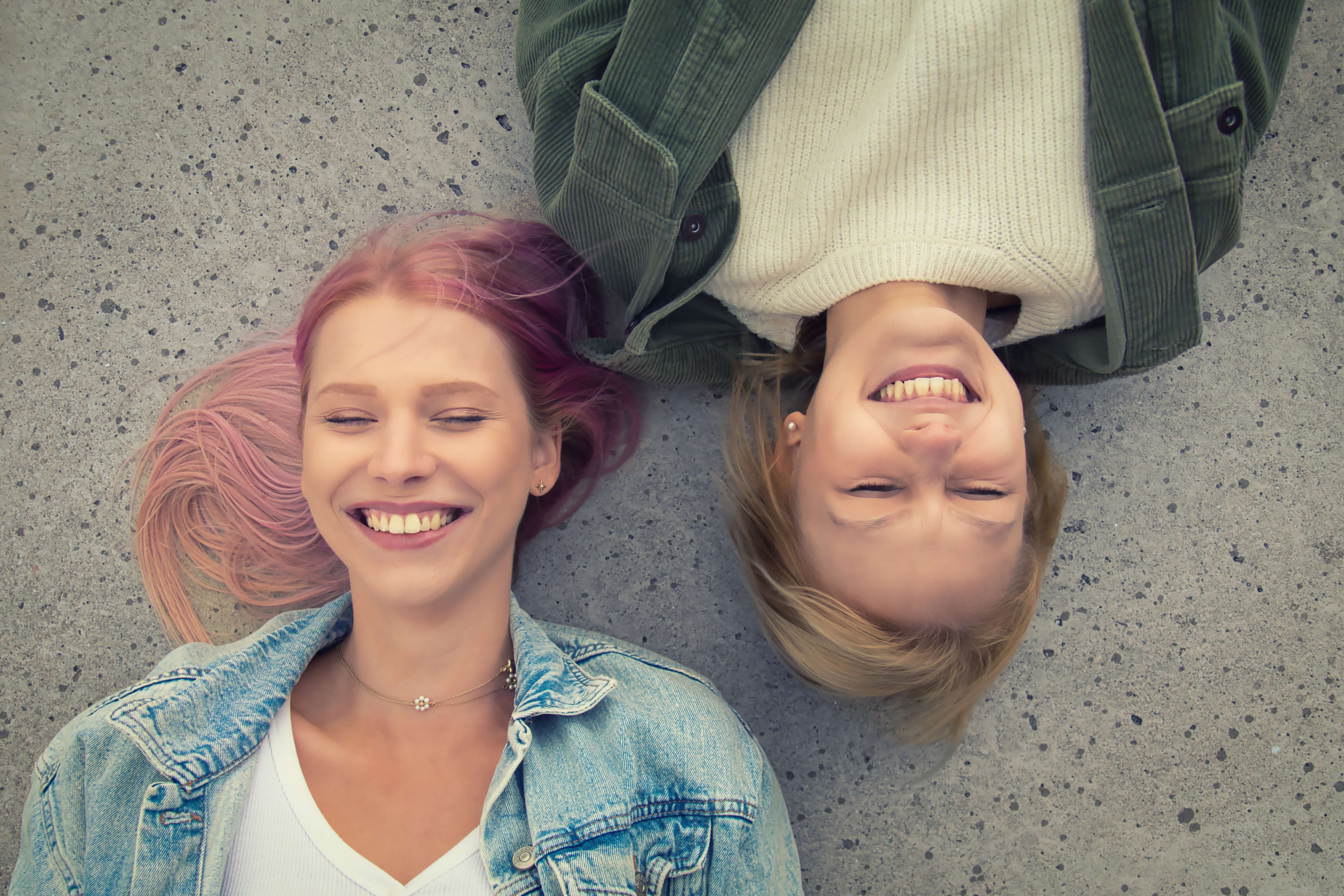 Doppelportrait – Geschwisterfoto – auf dem Kopf | Portraitfoto | Duisburg | Landschaftspark Nord