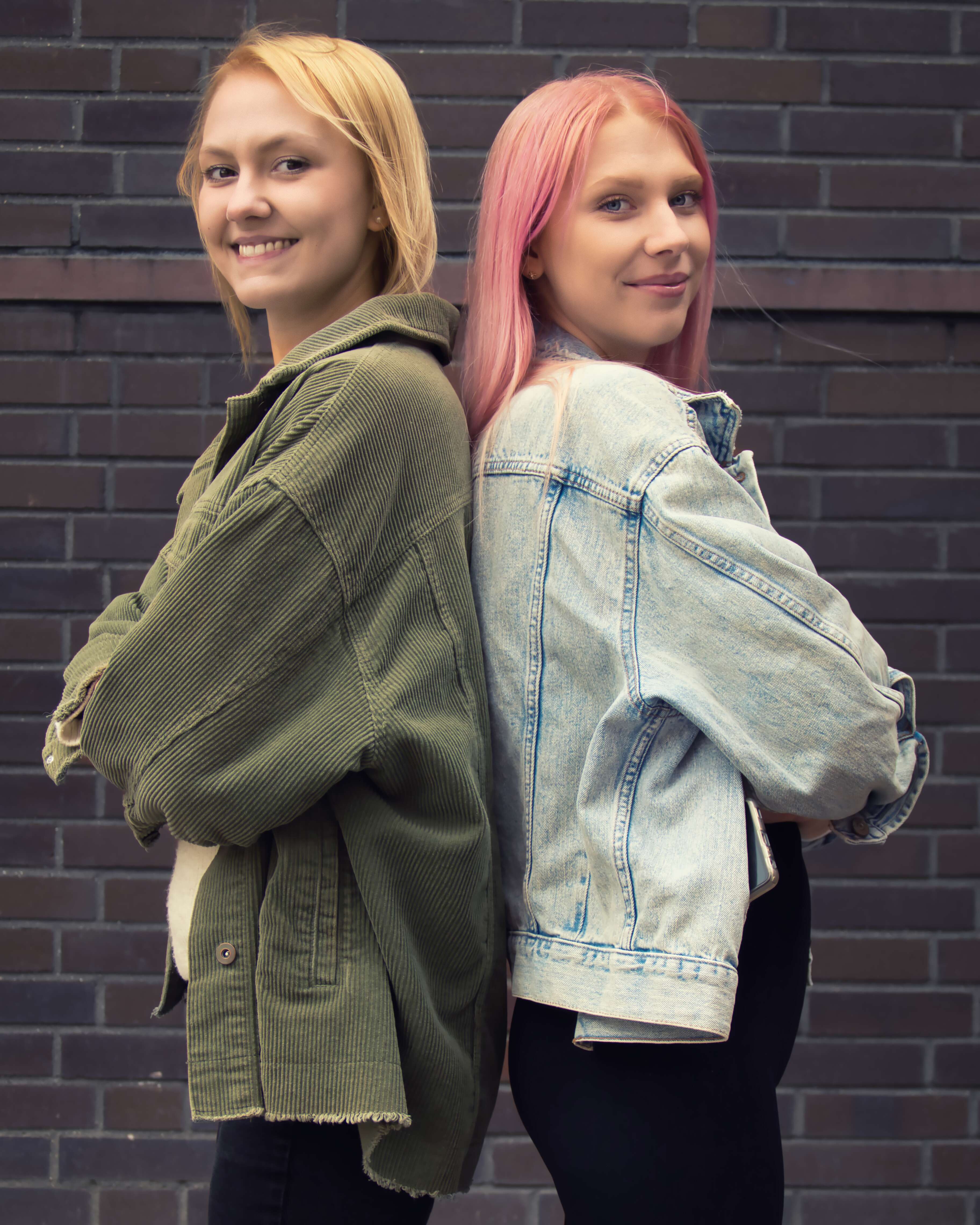 Doppelportrait – Geschwisterfoto – Rücken an Rücken| Portraitfoto | Duisburg | Landschaftspark Nord