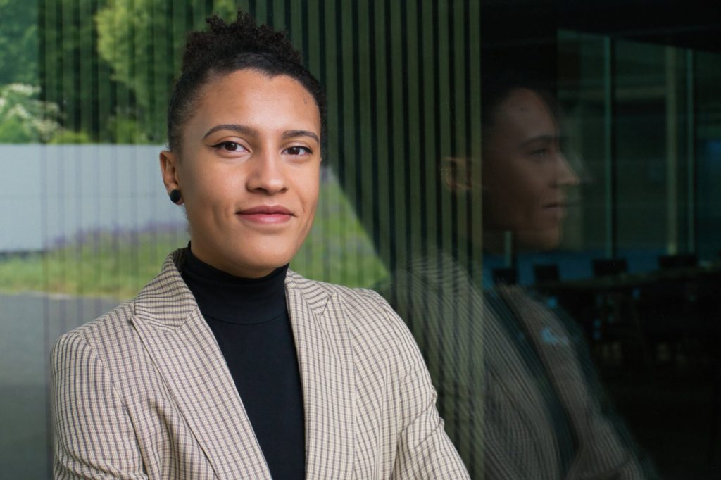 Business Portrait einer Frau im Freien mit Spiegelung – professioneller Corporate Stil, Neografie Ruhrgebiet