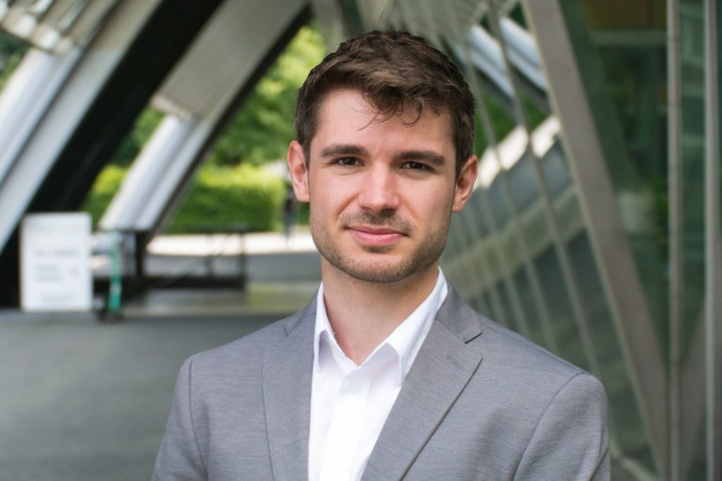 Business Portrait eines Mannes im Freien – zentrierte Komposition, professioneller Corporate Stil, Neografie Ruhrgebiet
