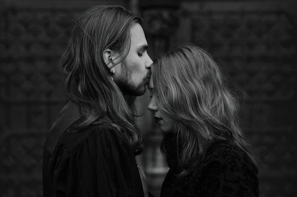 Gothic Dark Romance Paarshooting – emotionaler Kuss auf die Stirn, melancholische Dramatik, Neografie Ruhrgebiet