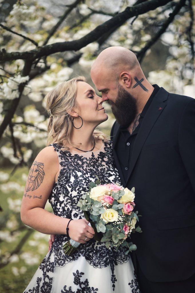 Hochzeitsfotografie – Brautpaar unter einem Baum, einander zugeneigt, romantisches Paarshooting, Neografie Ruhrgebiet