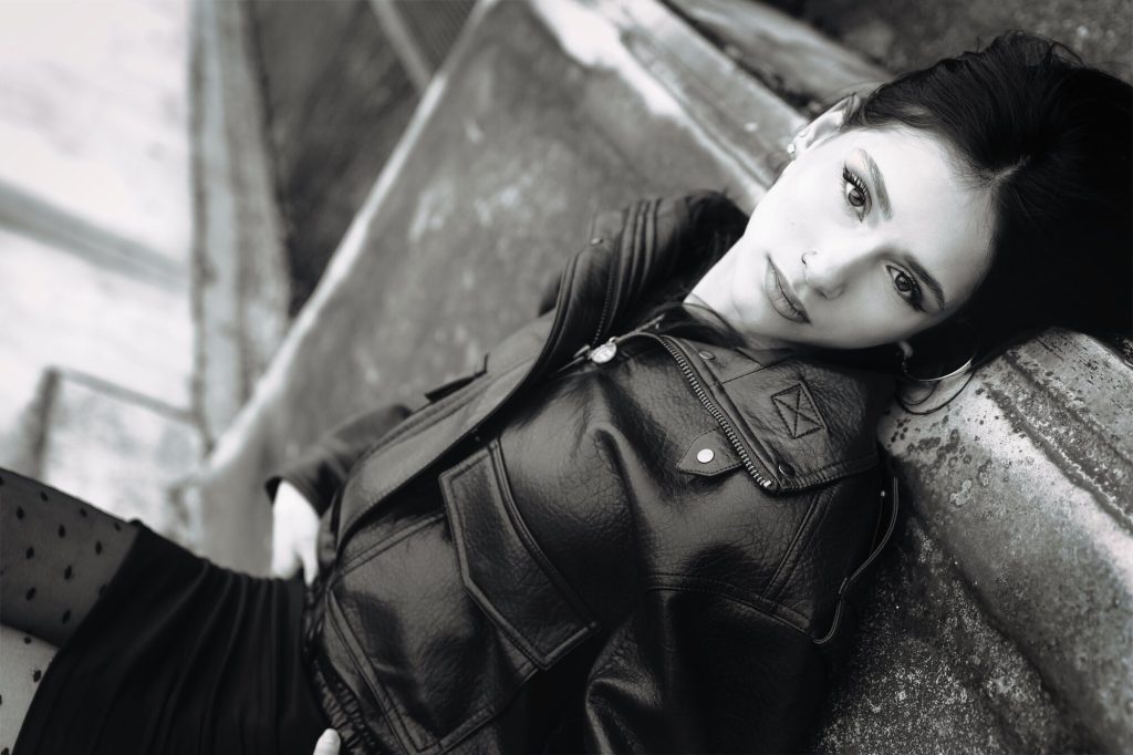 Inszeniertes Monochrome Fashion Editorial – Frau auf dem Boden im Parkhaus, dramatische Modefotografie, Neografie Ruhrgebiet