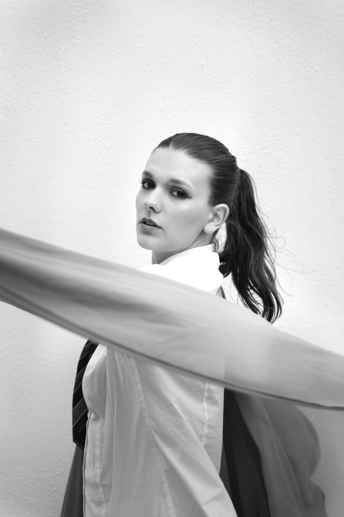 Fashion Editorial einer Frau mit wehendem Tuch im Freien – dynamische Modefotografie mit minimalistischer Wirkung, Neografie Ruhrgebiet