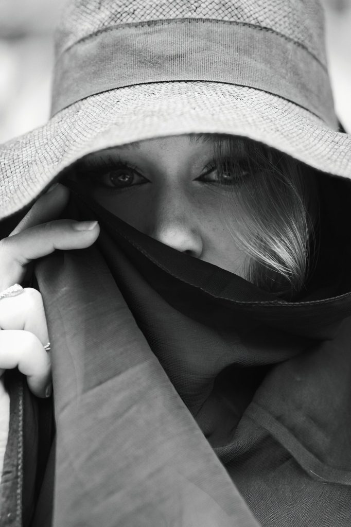 Monochrome Portrait einer Frau mit Hut und halb verdecktem Gesicht – geheimnisvolle Eleganz, Neografie Ruhrgebiet