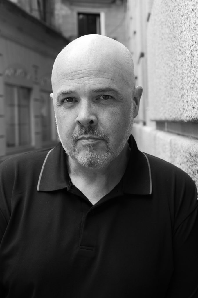 Monochrome Street Style Portrait eines Mannes mit markanten Gesichtszügen – urbane Portraitfotografie, Neografie Ruhrgebiet