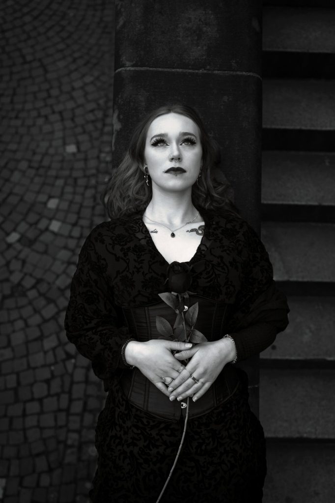 Monochrome Gothic Storytelling Portrait – Verlangen und Sehnsucht im Blick, Neografie Ruhrgebiet