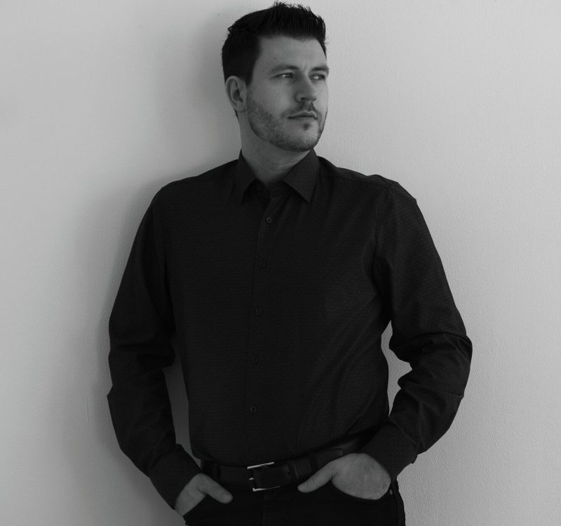 Monochrome Portrait von Carsten Graeve, Portraitfotograf bei Neografie – nachdenklicher Blick zur Seite, Ruhrgebiet